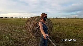 Джули Смит мяу раздевается в поле - порно видео