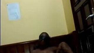 Черная девушка мастурбирует и развлекает себя - порно видео