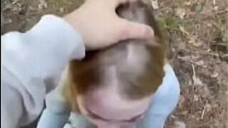 Публичный трах в лесу с белокурой шлюшкой - порно видео