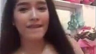 Красивая девушка показывает себя перед камерой - порно видео