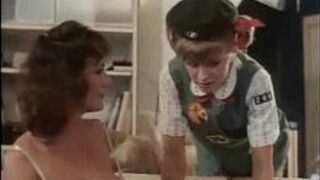 Хани Уайлдер убеждает мужа заняться девушками-скаутами-подростками - порно видео