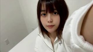 Я попробовал мастурбировать в своих недавно купленных узких джинсах. . Смущающий... - порно видео